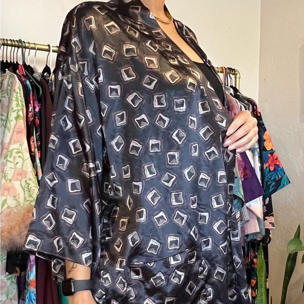 Men’s Silky Patterned Robe - Picture 2 of 4